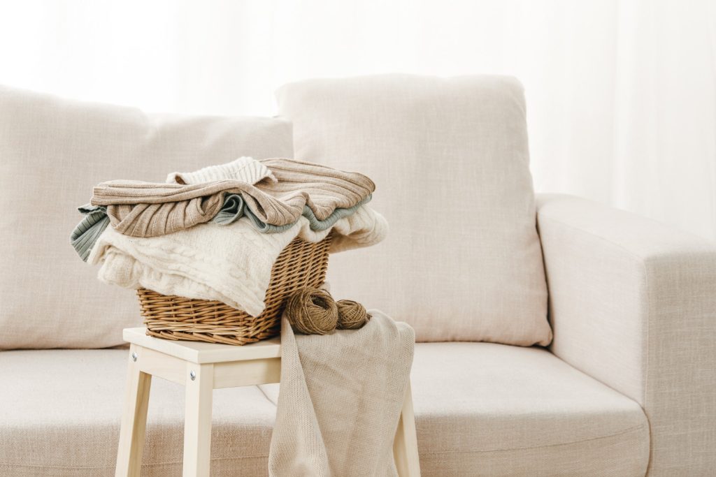 Asciugare i panni in inverno rapidamente senza asciugatrice: i trucchi che funzionano davvero! Asciugare i panni in inverno velocemente. Fonte: freepik.com