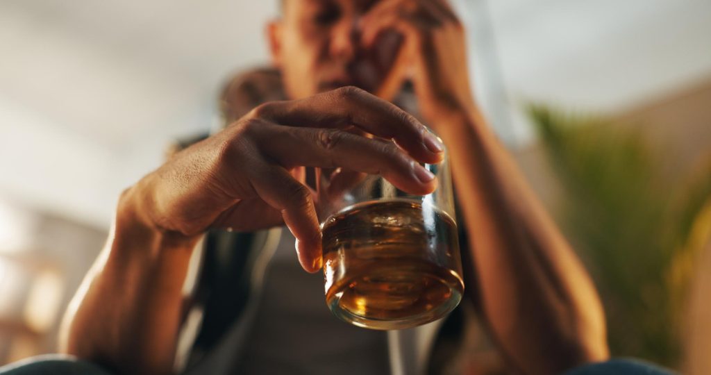 Perché l’alcol ti fa venire sonno? La verità sul tuo cervello che forse non conoscevi L'alcol fa venire sonno.