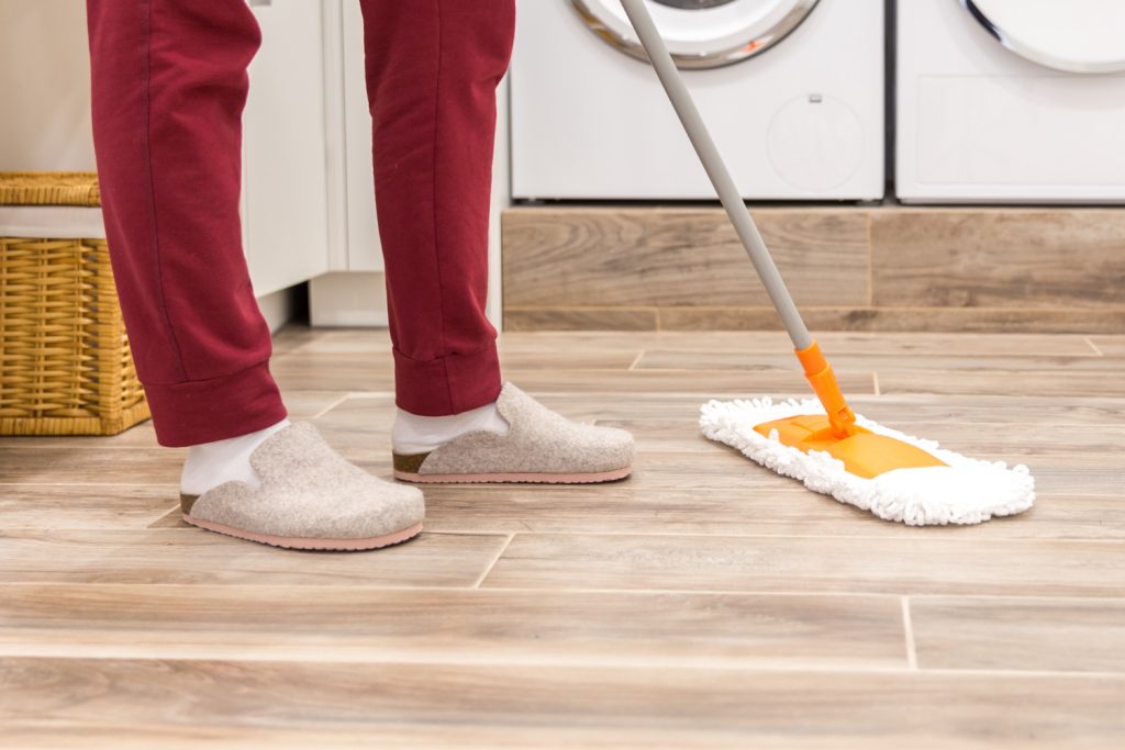 Bicarbonato nel secchio: il trucco che cancella gli aloni dai pavimenti in 5 minuti Lavare i pavimenti senza lasciare aloni.