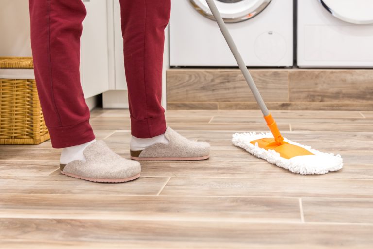 Bicarbonato nel secchio: il trucco che cancella gli aloni dai pavimenti in 5 minuti Lavare i pavimenti senza lasciare aloni.