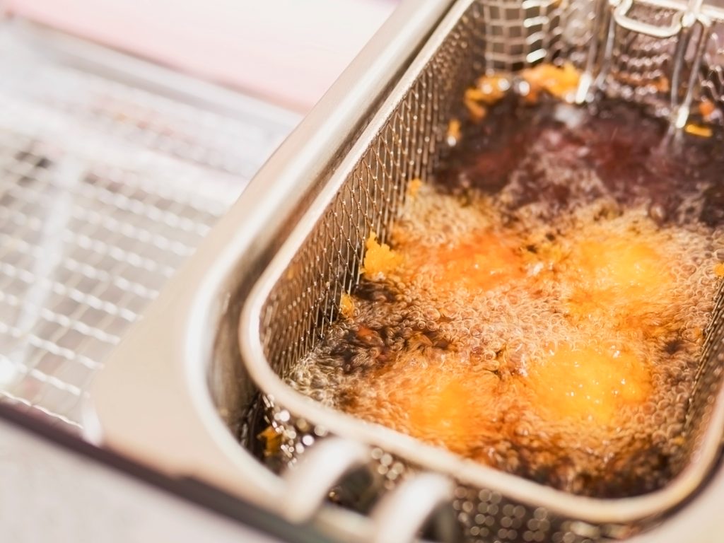 Mai più olio di frittura nel lavandino: ecco i passaggi per smaltirlo Come smaltire l'olio di frittura.