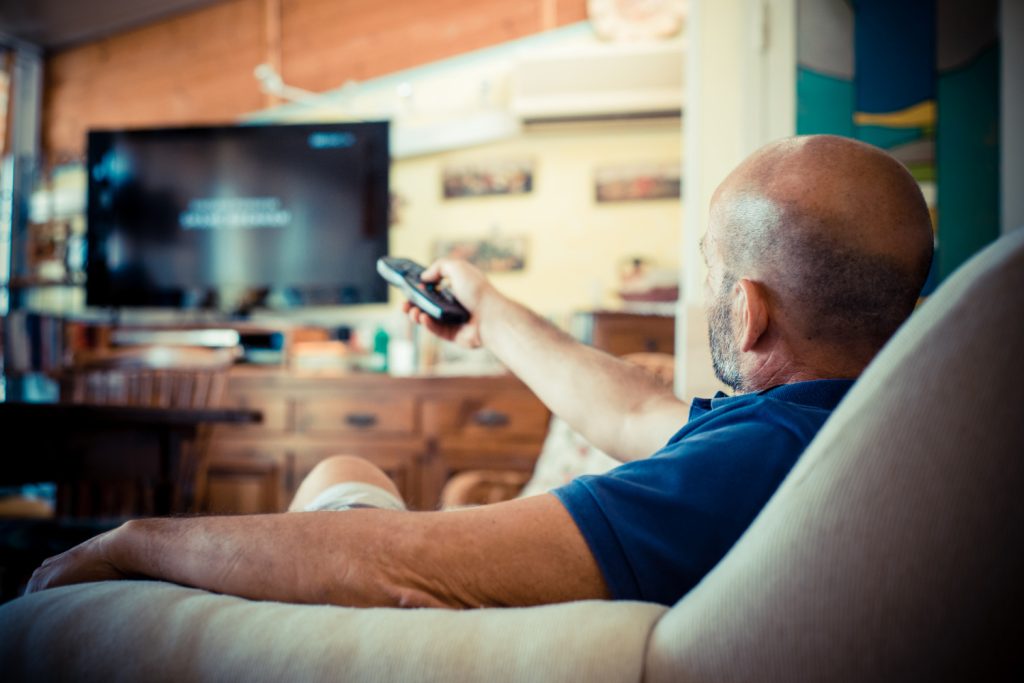 Guardare troppo la TV aumenta il rischio demenza: cosa fare invece per salvare il cervello Guardare troppo la TV aumenta il rischio demenza.
