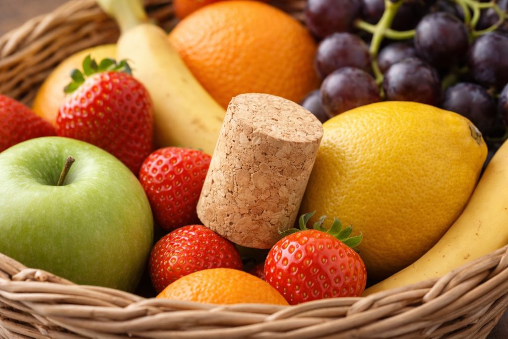 Moscerini in cucina? Basta un tappo di sughero per farli sparire (e funziona davvero) Un tappo di sughero in un certo di frutta (fonte: Comeconservare.it)