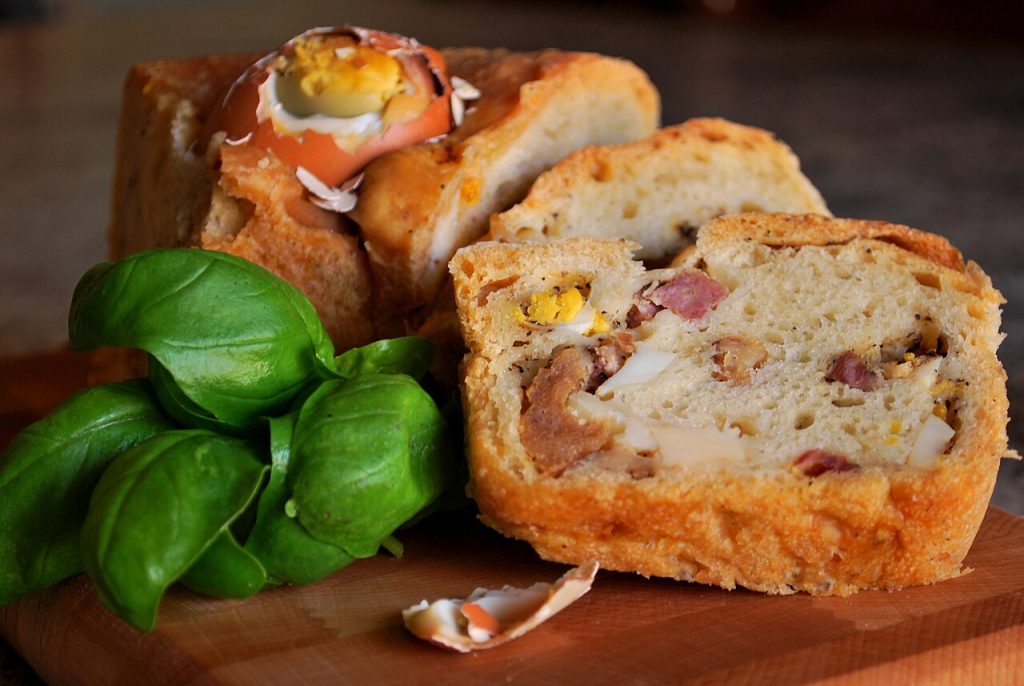 Casatiello stracciato: la versione che i napoletani preparano a Pasqua (e nessuno conosce) Fettte di casatiello