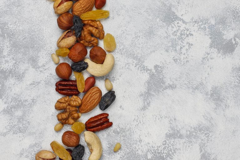 Noci, lo studio su 33.000 donne rivela: chi ne mangia 2 volte a settimana invecchia meglio Frutta secca (fonte: FreePik)