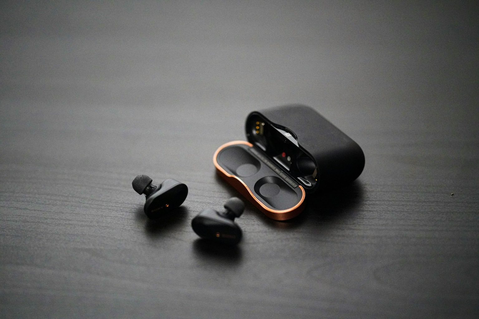 Auricolari wireless che non si ricaricano? L’errore è nel case sporco, non nelle cuffie Auricolari neri