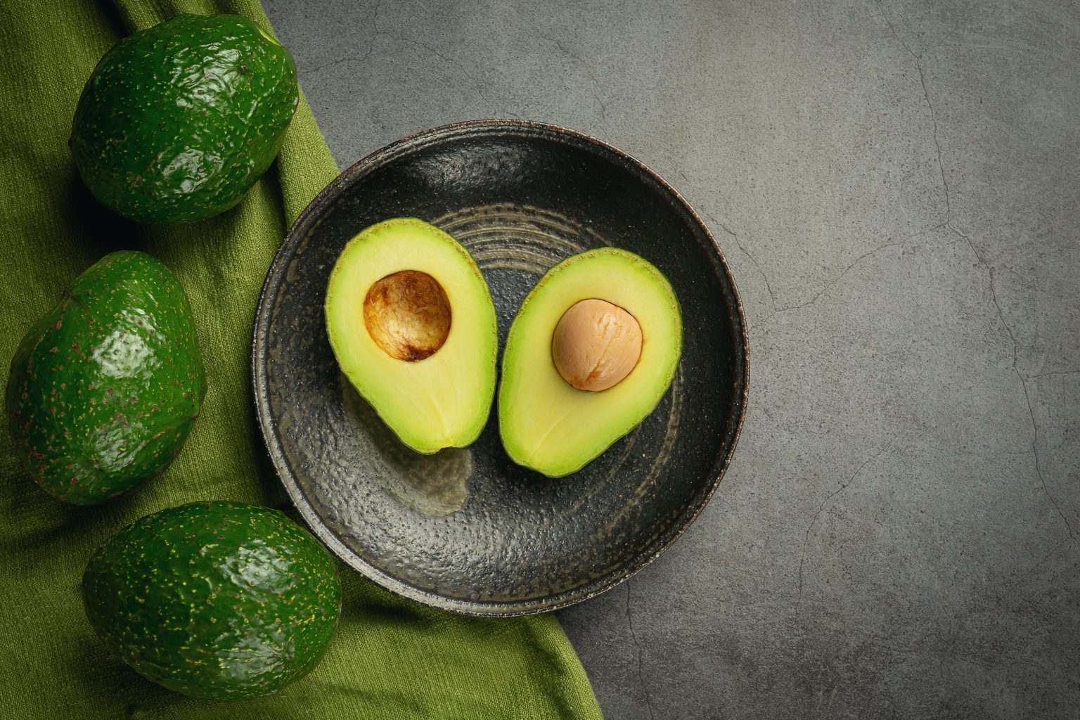 Perché l’avocado diventa marrone appena lo tagli? La spiegazione che nessuno ti ha mai dato e i trucchi per evitarlo Avocadi (fonte: Freepik)
