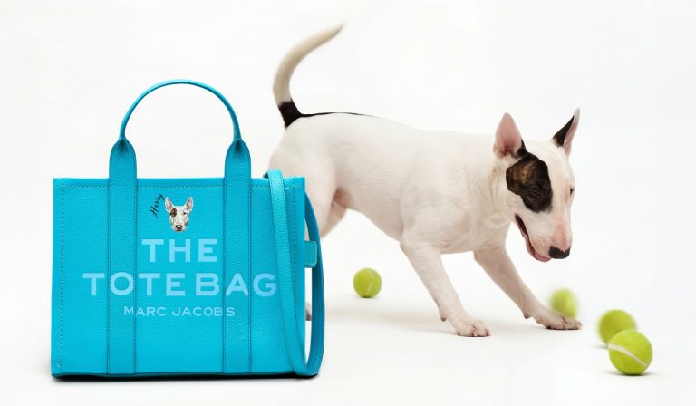 Marc Jacobs dipinge il tuo cane sulla borsa: quanto costa e come funziona il servizio La collezione Barck Jacobs