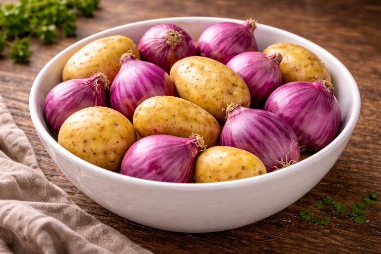 Patate e cipolle nella stessa dispensa: l’errore che tutti facciamo e costa caro Cipolle e patate (fonte: FreePik)
