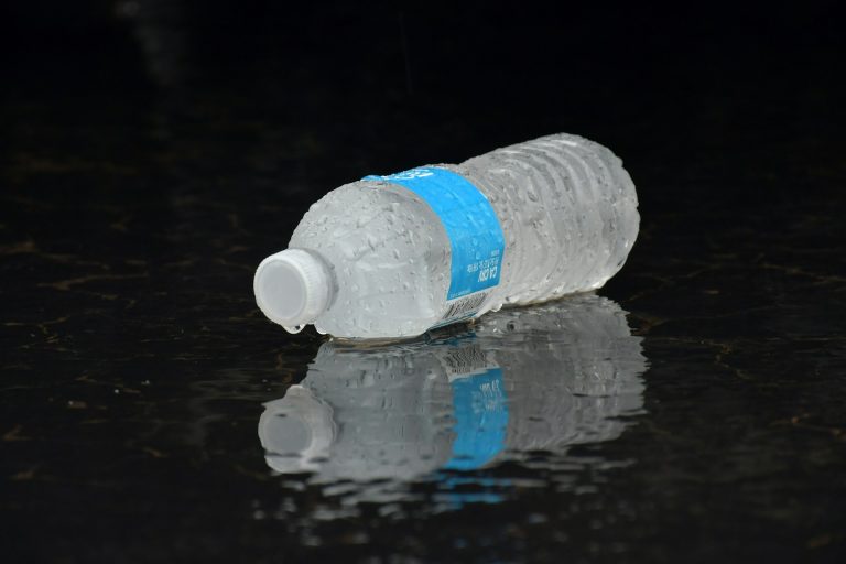 Incredibile, bottiglie d’acqua congelate in frigo per risparmiare sulla bolletta. Ma sarà vero? Bottiglia d'acqua