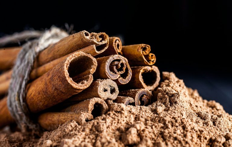 Sciame di formiche terrorizzato dalla cannella: il trucco da cucina che le fa sparire come per magia! Bastoncini di cannella