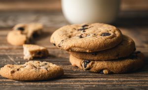 Un tavolo con dei biscotti (fonte: Freepik)