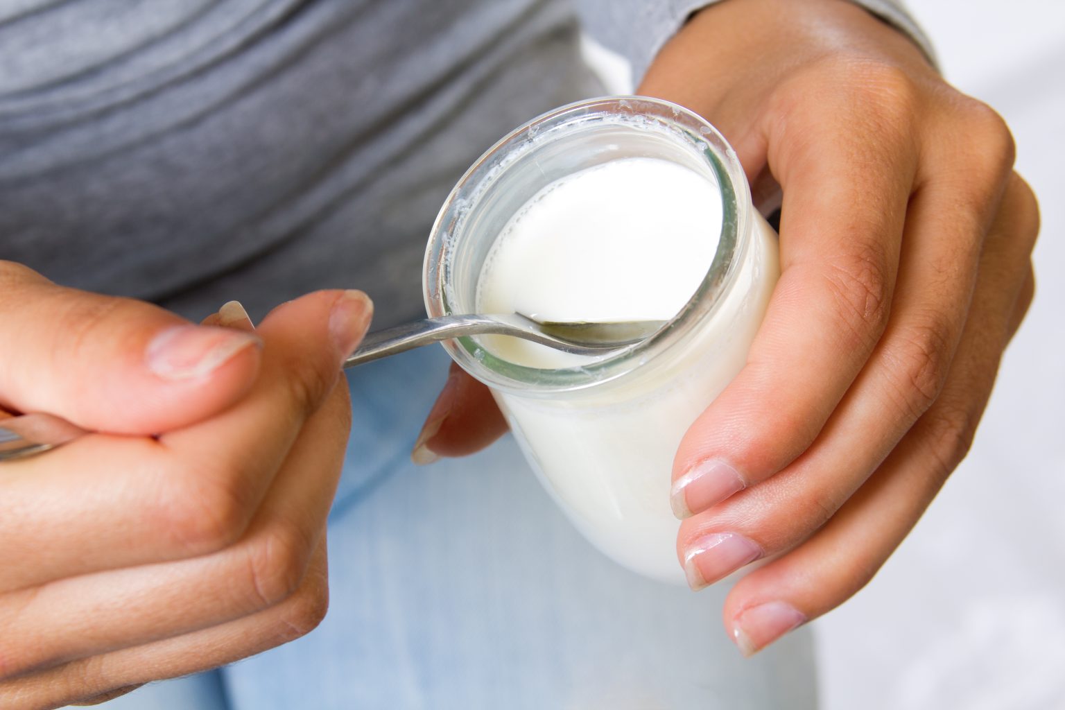 Yogurt aperto in frigo: puoi mangiarlo fino a 3 settimane dopo la scadenza (se fai questo) Uno yogurt (fonte: Freepik)