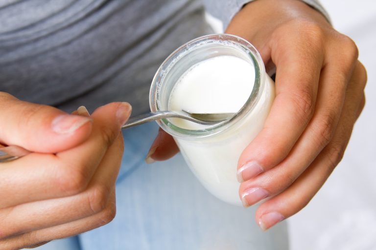 Yogurt aperto in frigo: puoi mangiarlo fino a 3 settimane dopo la scadenza (se fai questo) Uno yogurt (fonte: Freepik)