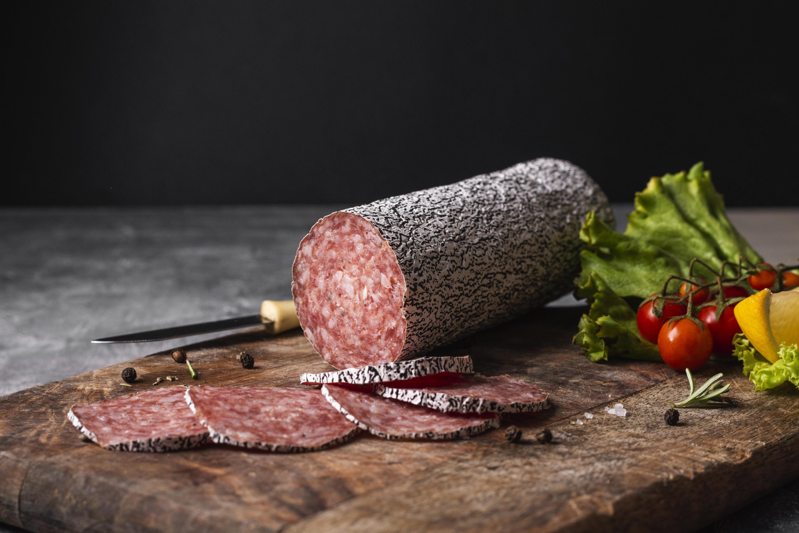 Un salame su un tagliere (fonte: FreePik)