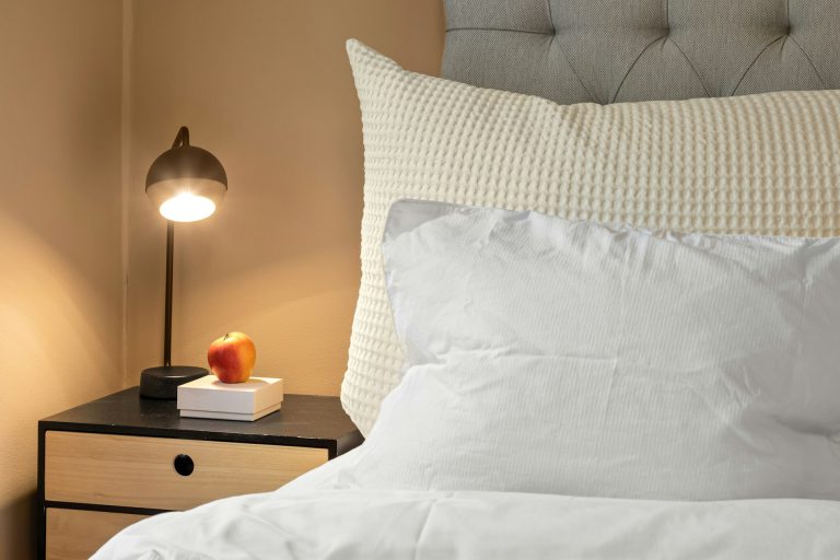 Sudi di notte? I 3 dettagli del letto che cambiano davvero il sonno Cuscini in cotone