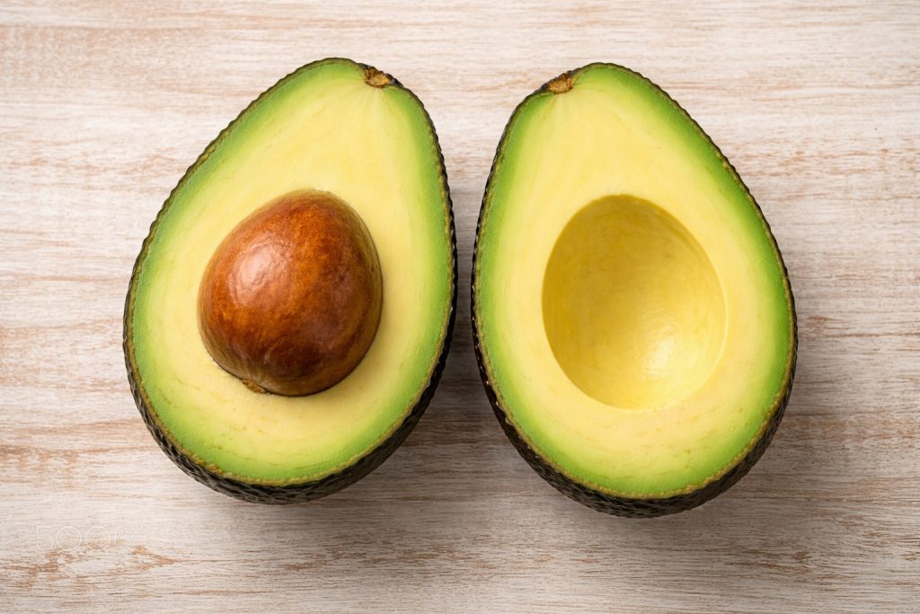 Il trucco della mela per far maturare l’avocado in una sola notte (funziona davvero) Un avocado maturo (fonte: Comeconservare.it)