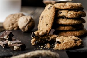 Un tavolo con dei biscotti (fonte: Freepik)