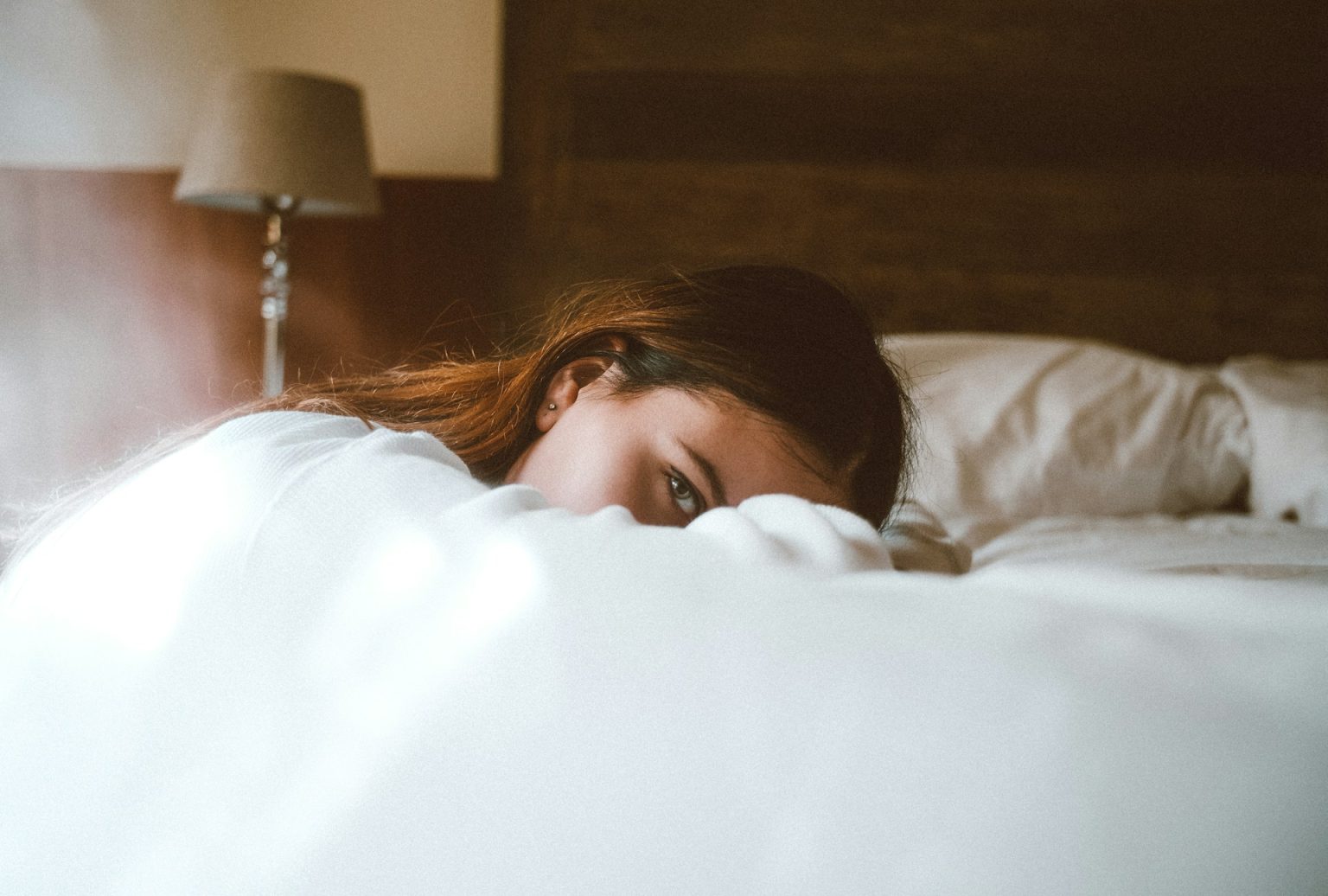 Perché le donne si svegliano stanche: non è solo colpa del sonno ma del carico mentale Donna che non riesce a dormire