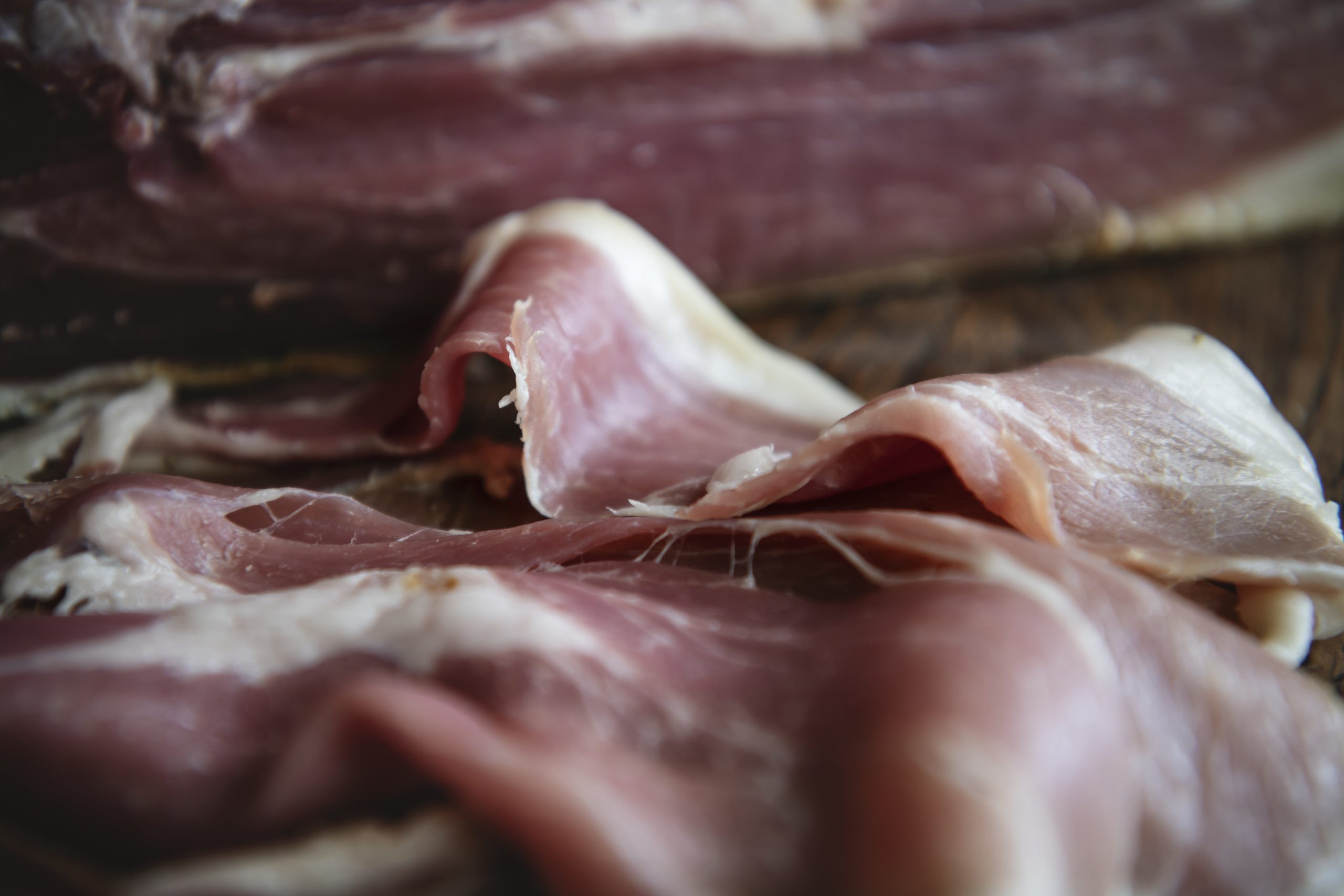 Delle fette di prosciutto crudo (fonte: FreePik)
