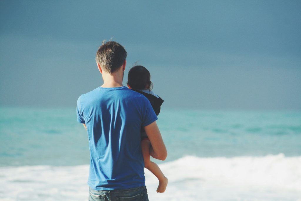 Un padre con il figlio in braccio