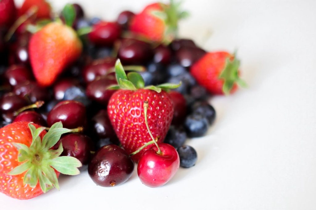 I 5 frutti che i dietisti consigliano questa primavera contro diabete e dolori articolari Fragole e ciliegie