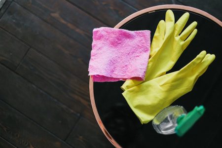 Pulizie di primavera: il metodo delle 4 scatole che ti libera dal caos in un weekend Guanti gialli, panno rosa e detergente