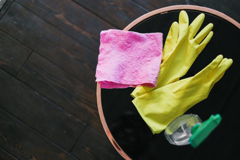 Pulizie di primavera: il metodo delle 4 scatole che ti libera dal caos in un weekend Guanti gialli, panno rosa e detergente