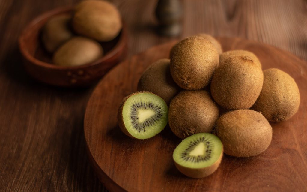 Un piatto di kiwi