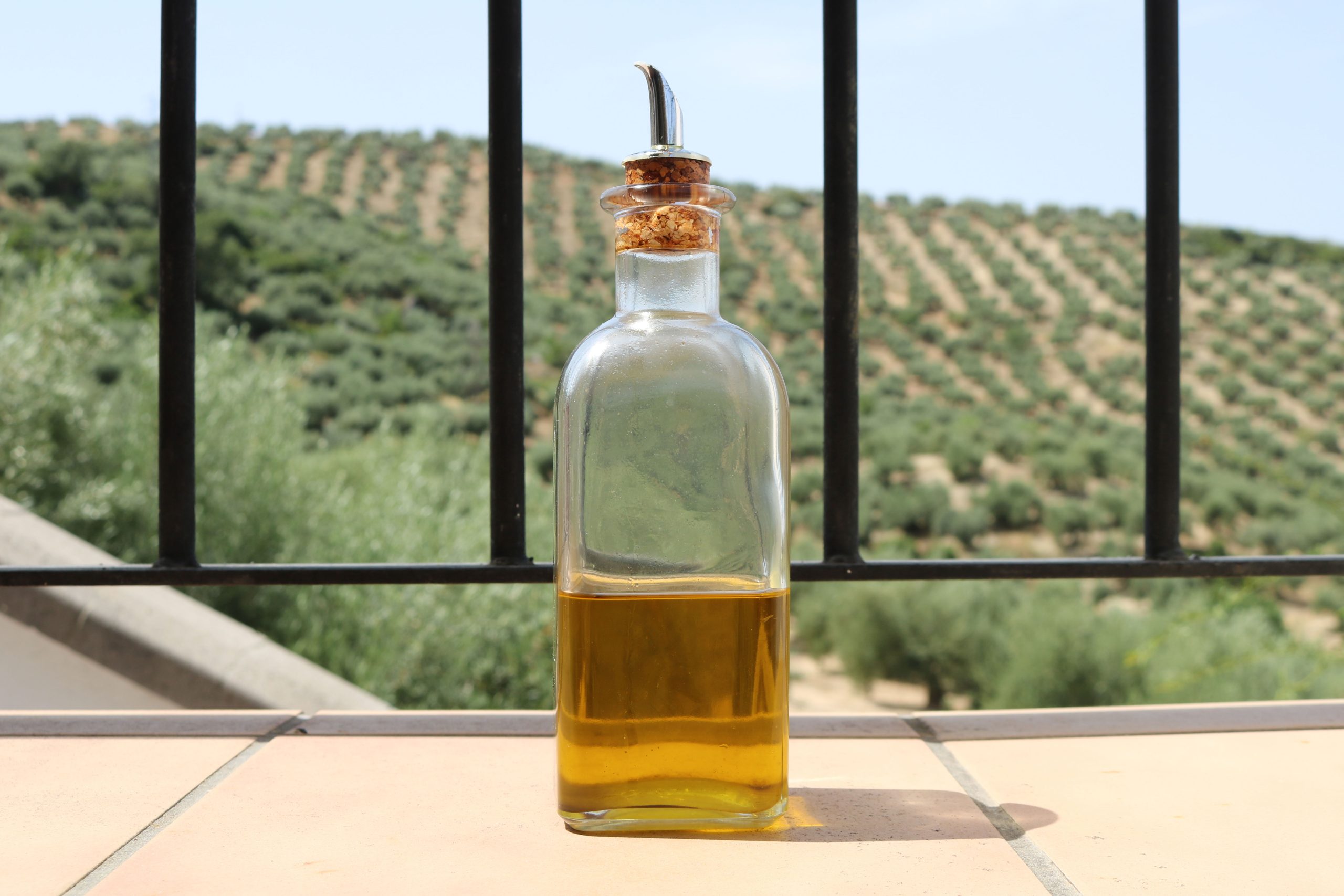 Una bottiglia di olio d'oliva (fonte: FreePik)