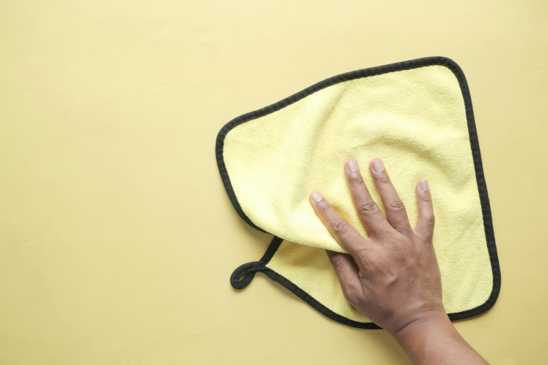 Come lavare i panni in microfibra: gli esperti svelano i 3 nemici da evitare Panno in microfibra giallo