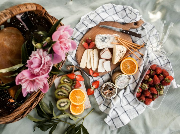 Dimentica posate e piatti: la regola d’oro per il picnic che non conoscevi Un pic nic con tagliere di formaggi