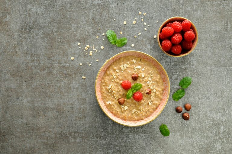 Lewis Hamilton: “Ecco le 3 cose che faccio ogni mattina prima di colazione” Porridge di avena e frutti rossi
