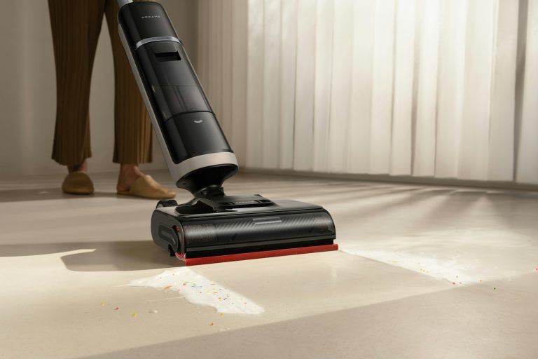 Il segreto per far brillare il linoleum: basta un prodotto che hai già in casa Pulire pavimento con aspirapolvere