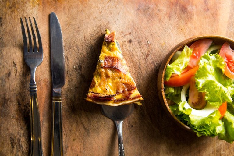 Quiche e torta salata non sono la stessa cosa: l’ingrediente che fa davvero la differenza Una fetta di Quiche