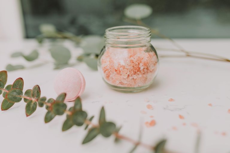 Sali da bagno fatti in casa di Martha Stewart: 3 ingredienti e 5 minuti per rilassarti davvero Sali da bagno rosa