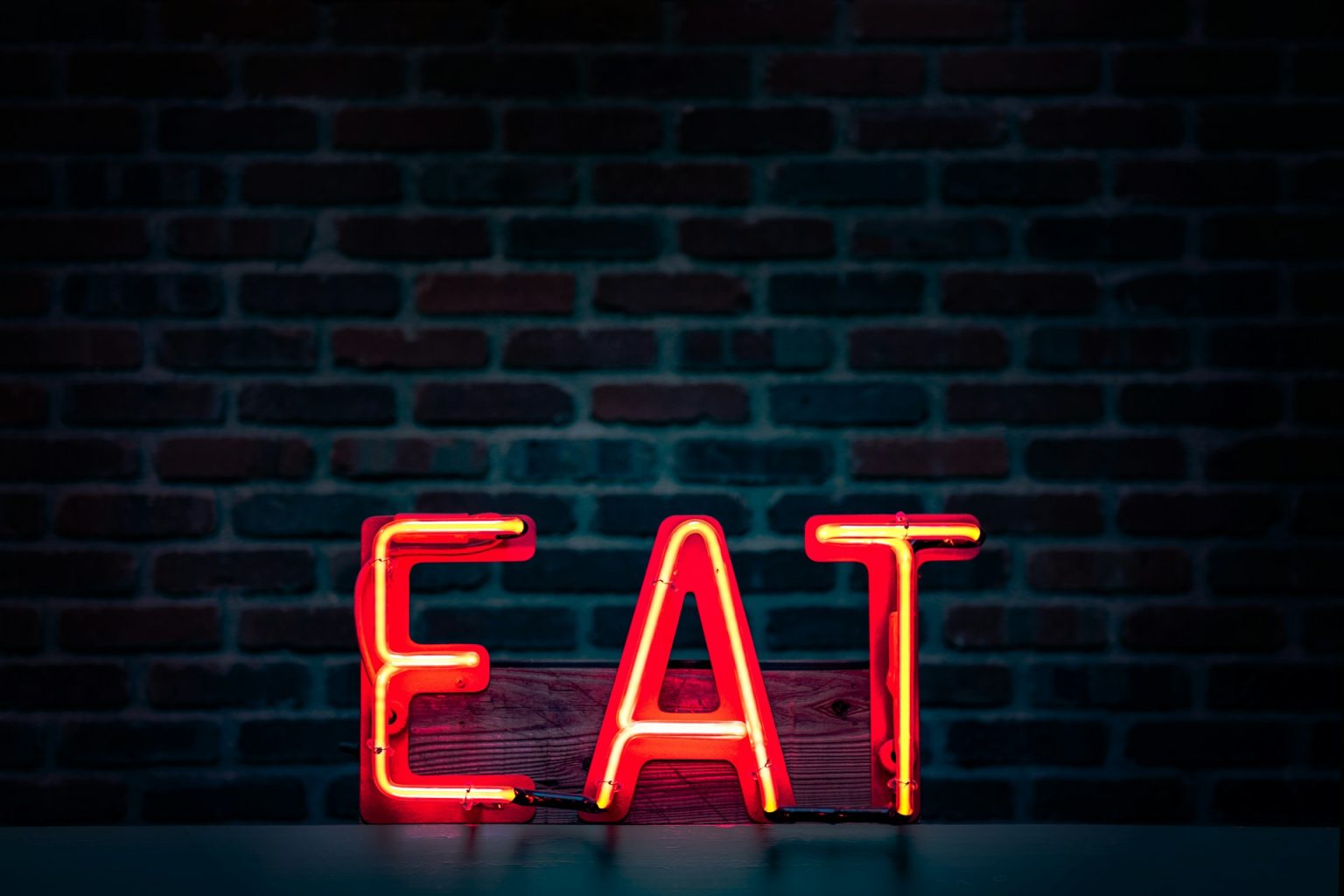 Un circuito del cervello collega memoria e appetito: la scoperta che può spiegare il “food noise” Scritta rossa