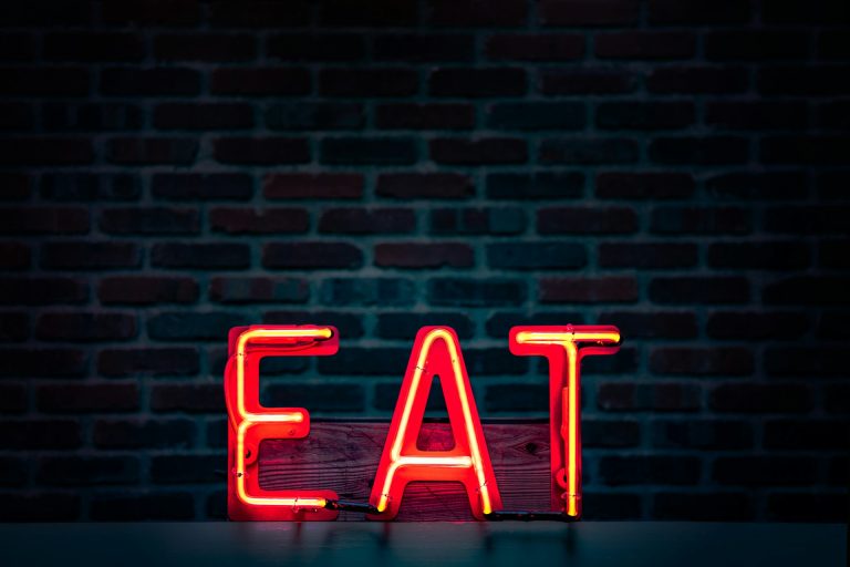 Un circuito del cervello collega memoria e appetito: la scoperta che può spiegare il “food noise” Scritta rossa