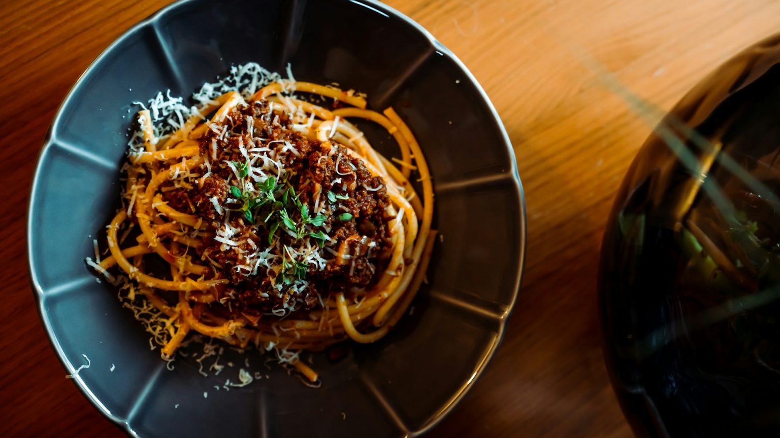 L’ultima cena di Margot Robbie? Un tagliere di formaggi e gli spaghetti alla bolognese del marito Gli spaghetti alla bolognese