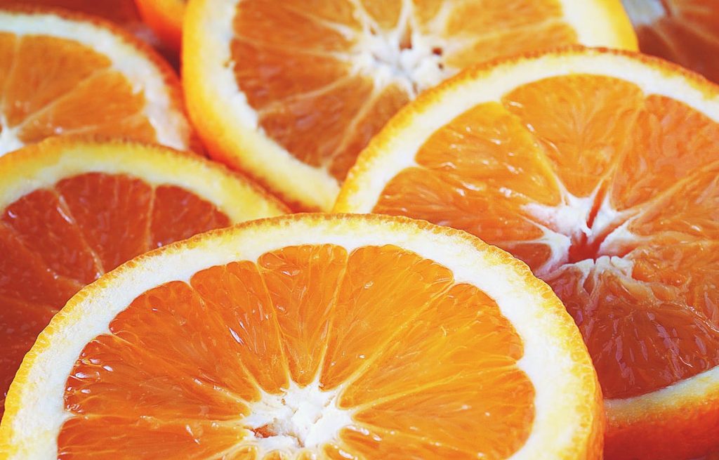 Come congelare le arance intere e a spicchi: si conservano per 6 mesi senza perdere sapore Arancia a fette