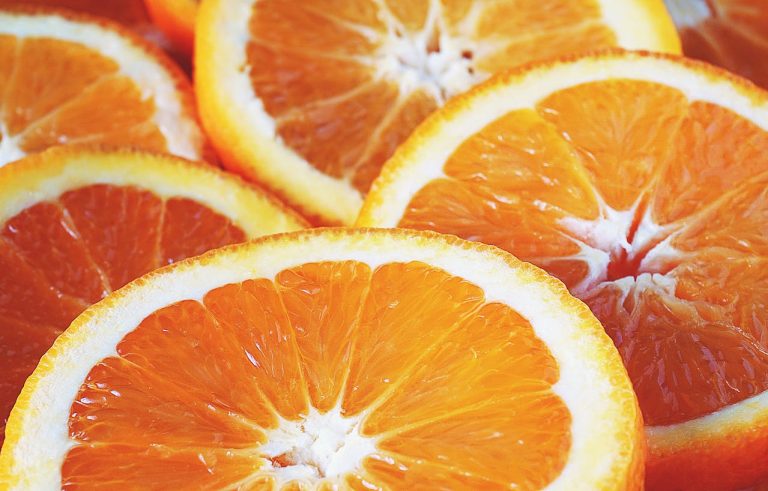 Come congelare le arance intere e a spicchi: si conservano per 6 mesi senza perdere sapore Arancia a fette