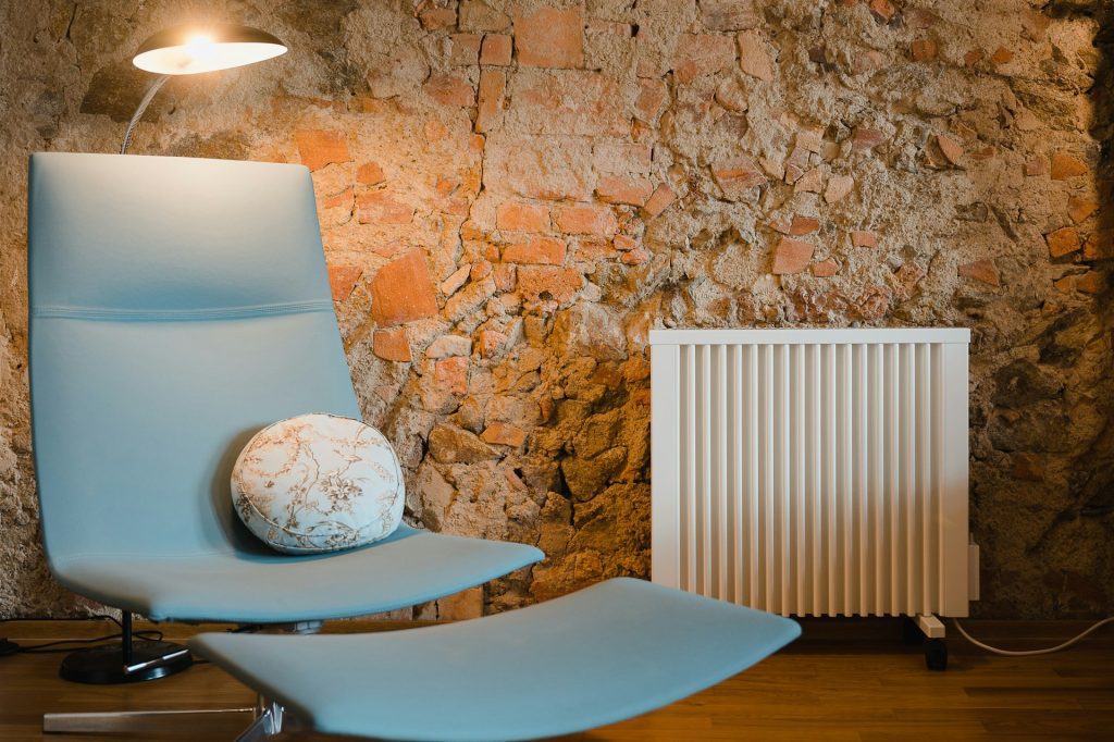 Termosifone e poltrona celeste