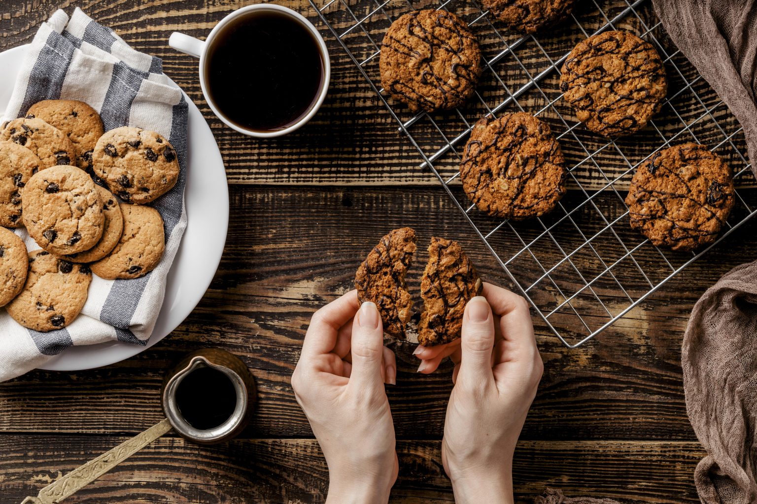 Biscotti molli dopo un giorno? Ecco i trucchi per evitarlo e mantenerli croccanti Un tavolo con dei biscotti (fonte: Freepik)