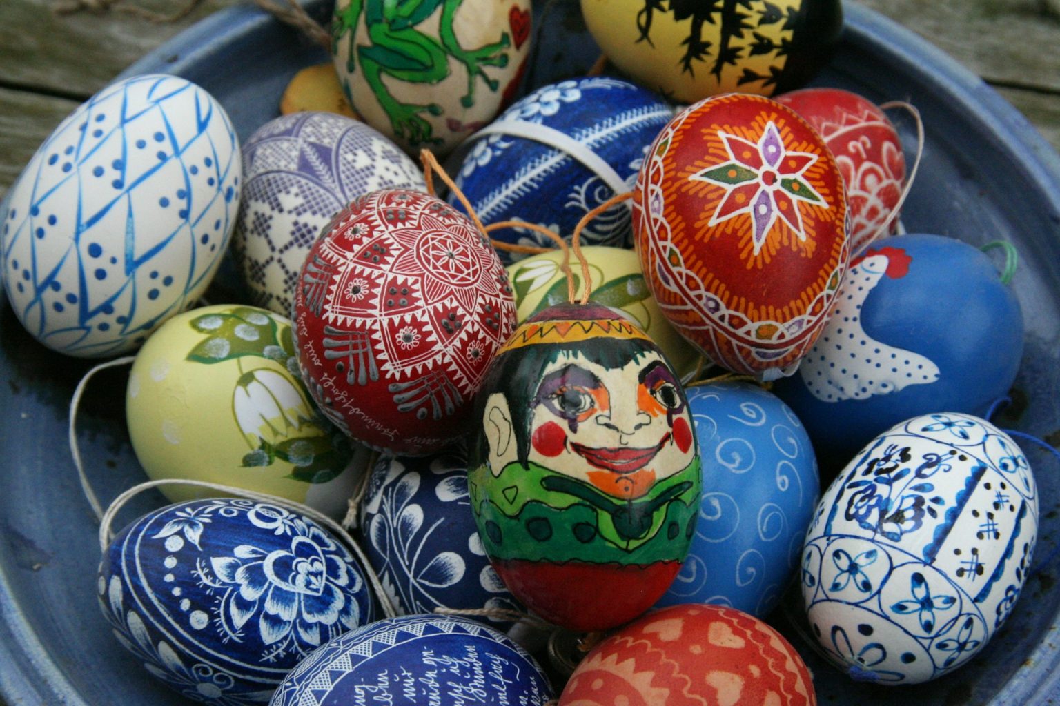 Uova di Pasqua Pysanky: l’antica arte ucraina che conquista l’Italia (con i segreti per iniziare) Uova dipinte come nella tradizione ucraina