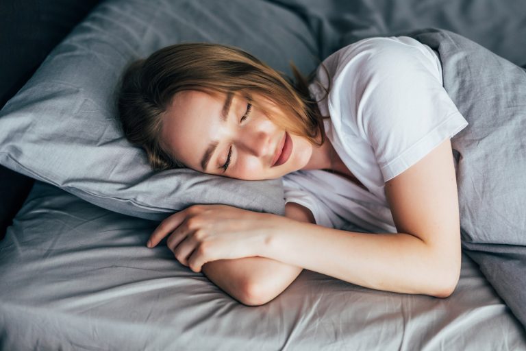 Studio su 53.000 persone: 3 piccole abitudini quotidiane proteggono cuore e cervello Persona che dorme (fonte: FreePik)