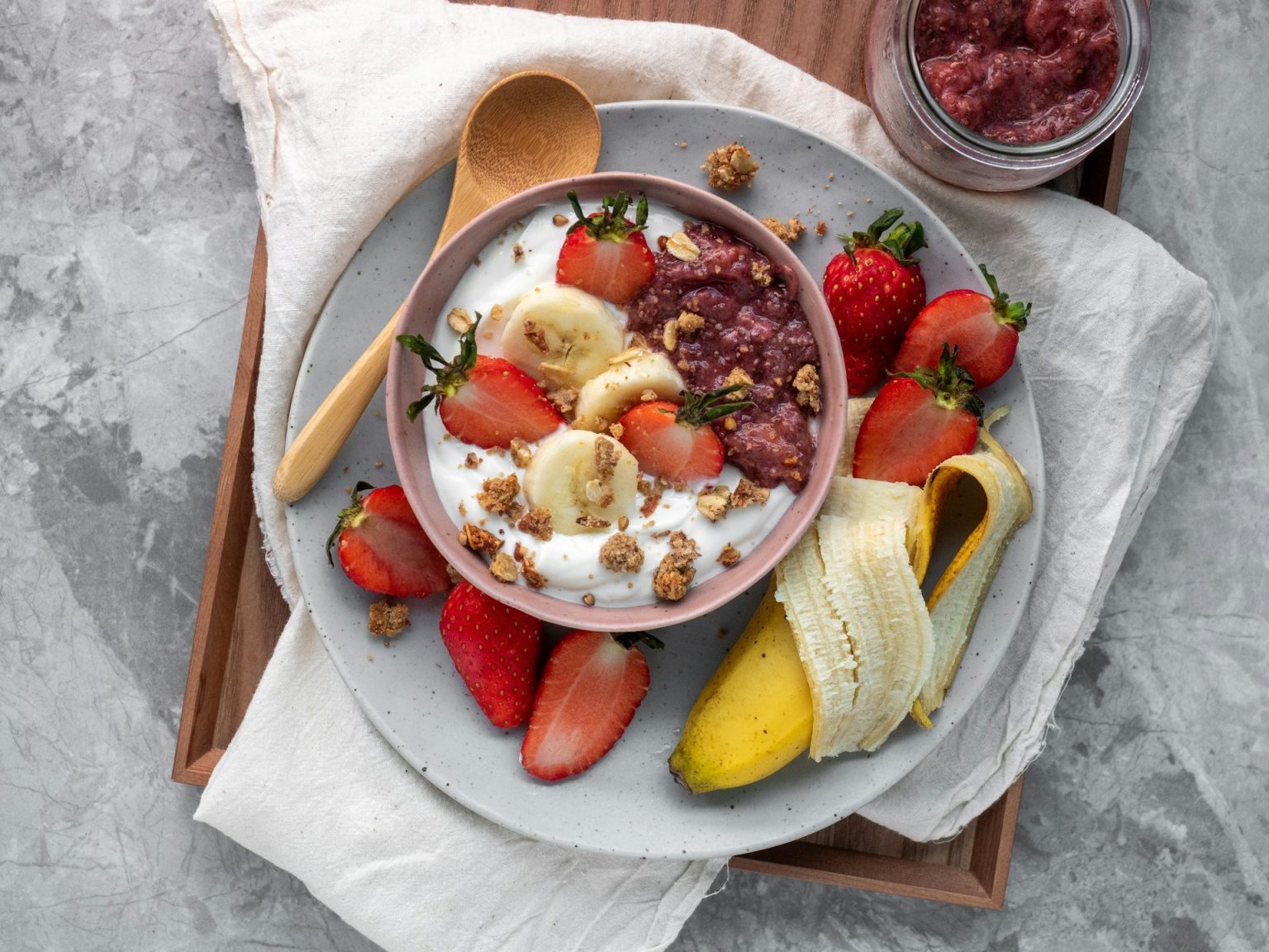 6 cibi che credi sani ma sono ultra-processati: yogurt e latte vegetale nella lista Yogurt bianco con frutta