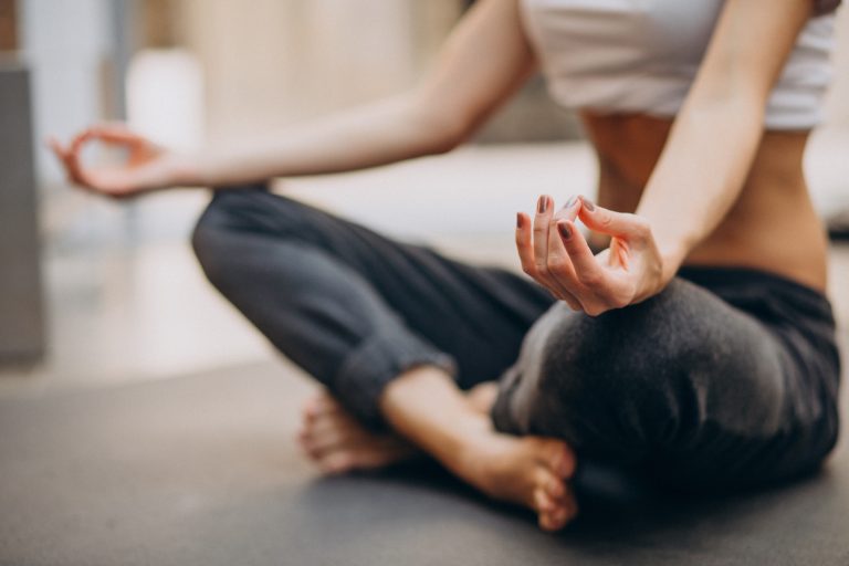 Lo yoga migliora il sonno più di camminare: bastano 30 minuti due volte a settimana Una donna che fa Yoga fonte: FreePik
