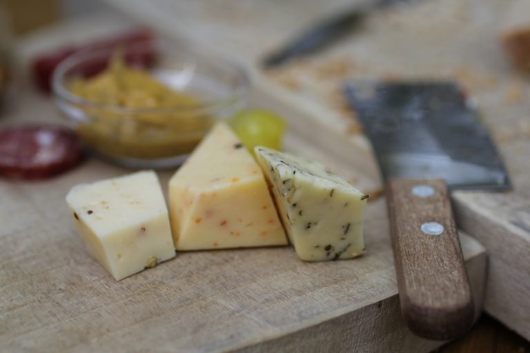 Formaggi stagionati: il trucco della carta forno che ne salva sapore e durata formaggio (fonte foto pixabay)