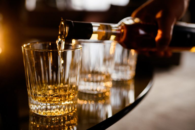 4 drink in una sera? Ecco cosa succede al fegato (anche se non bevi per settimane) Qualcuno che versa alcool nei bicchieri (fonte: FreePik)