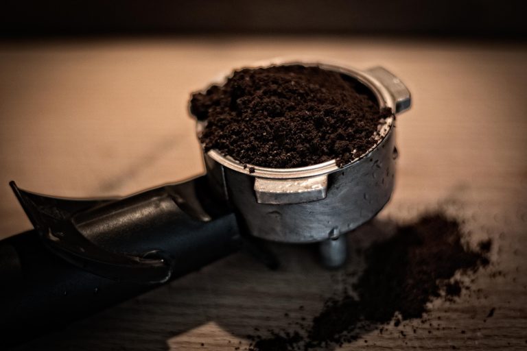 Smetti di buttare i fondi di caffè: il tuo idraulico ti ringrazierà caffè macinato (fonte foto pixabay)